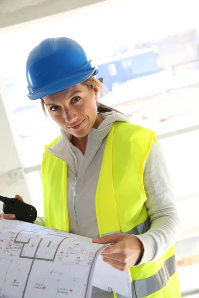 Mulher engenheiro verificando construção — Fotografia de Stock