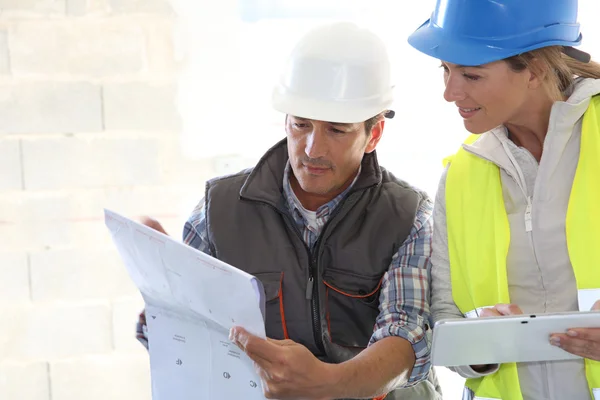 Engineers on building site — Stock Photo, Image