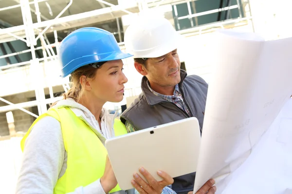 Engineers colleagues on building site — Stock Photo, Image