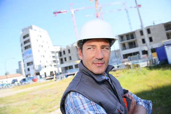 Empresário bonito no canteiro de obras — Fotografia de Stock