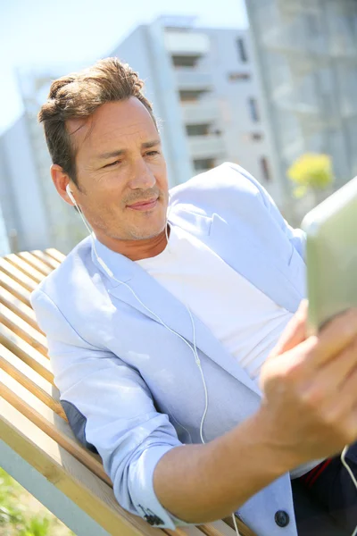 Man relaxing with tablet — Stock Photo, Image