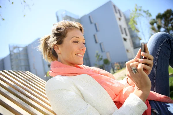 Femme utilisant un smartphone — Photo