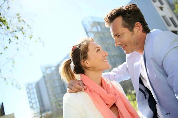 Couple profitant d'une journée ensoleillée — Photo