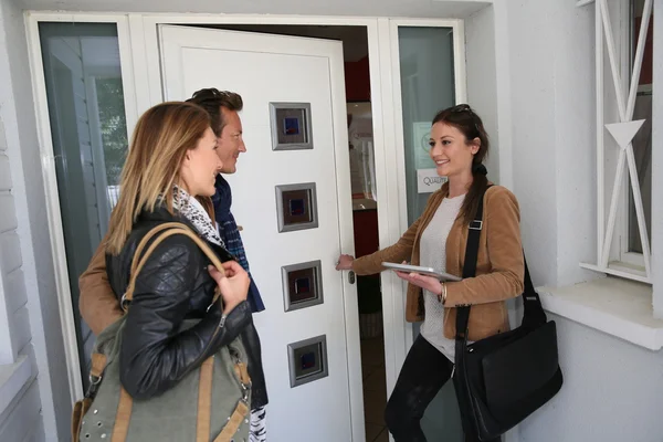 Paar bezoekende huis — Stockfoto