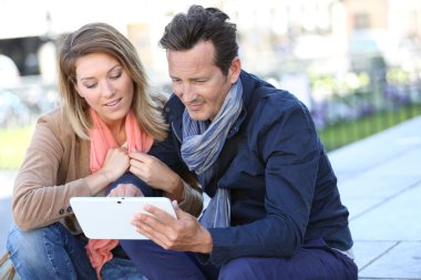 Turistler dijital tablet kullanma