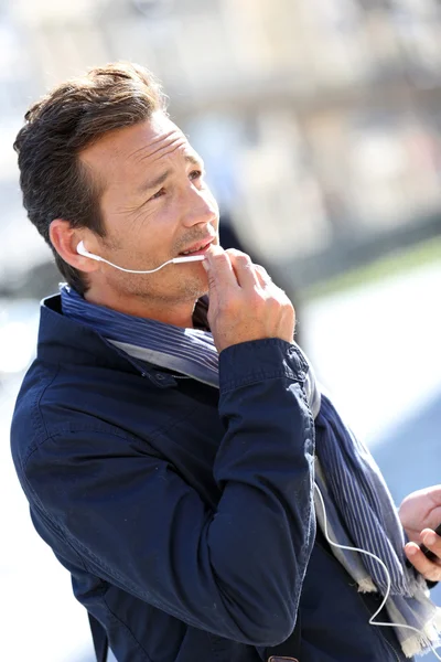 Man in town talking on the phone — Stock Photo, Image