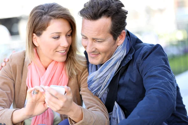 Paar met smartphone — Stockfoto
