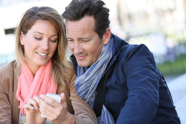 Mature couple with smartphone — Stock Photo, Image