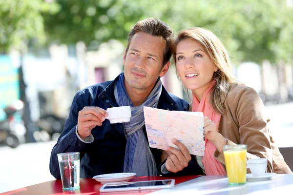 Tourists reading city map — Stock Photo, Image