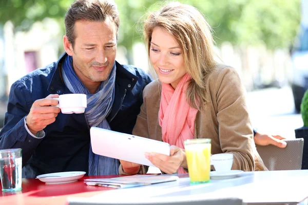 Çift websurfing coffee shop