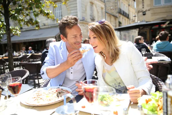 Paar isst Mittagessen auf der Terrasse — Stockfoto