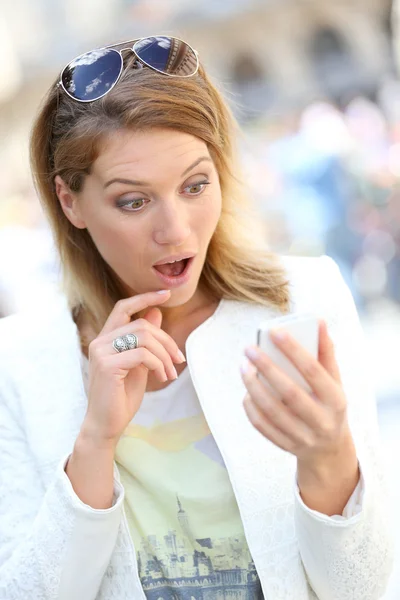 Woman being astonished — Stock Photo, Image