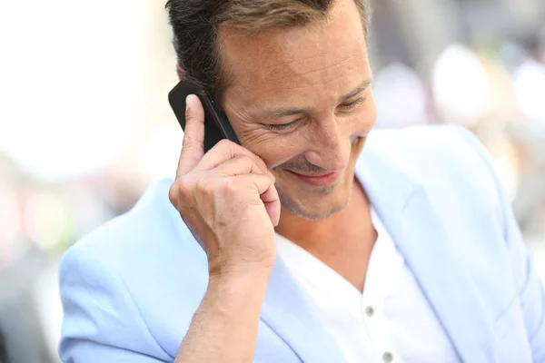 Homme souriant parlant au téléphone — Photo