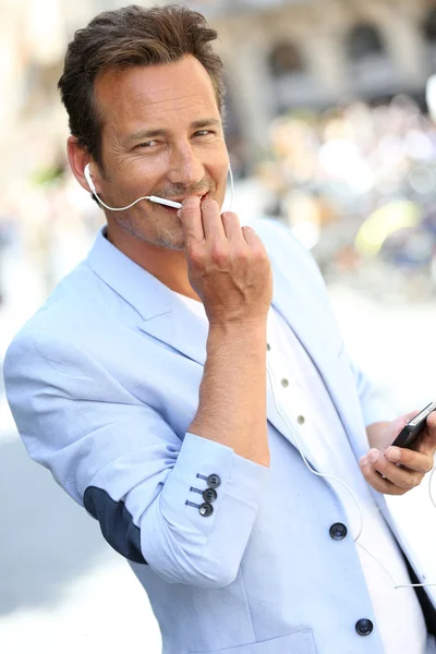Muž mluví telefonu s handsfree — Stock fotografie