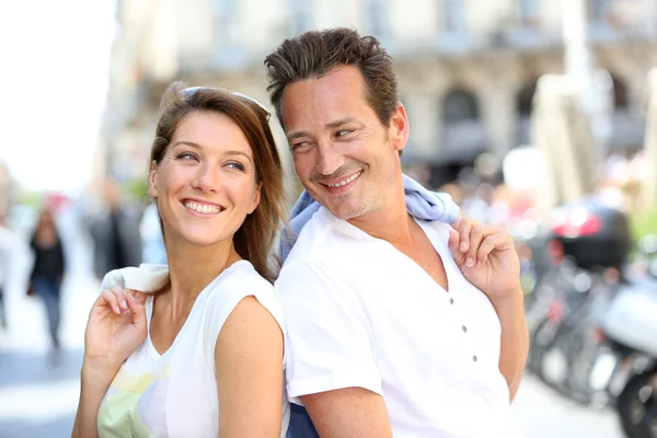 Couple souriant dans la rue — Photo