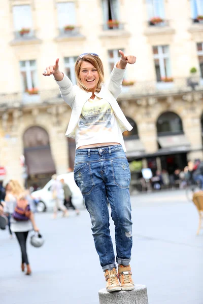 Mujer mostrando pulgares hacia arriba — Foto de Stock