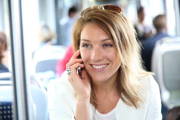 Chica en tren de la ciudad — Foto de Stock