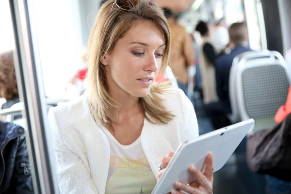 Mujer en el tren de la ciudad websurf — Foto de Stock