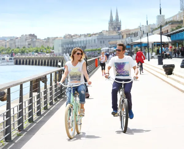 Paar paardrijden fietsen — Stockfoto