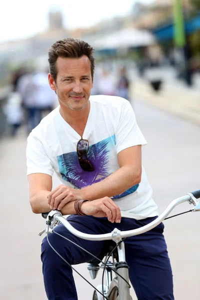 Άνθρωπος με ποδήλατο στο Μπορντό — Φωτογραφία Αρχείου
