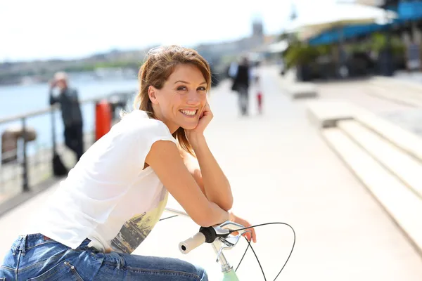 Vrouw met fiets — Stockfoto