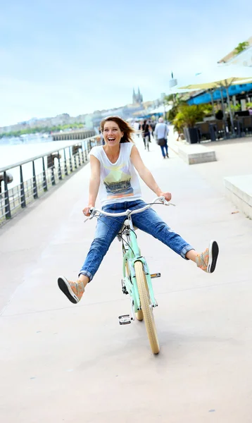 Vrouw rijden fiets — Stockfoto