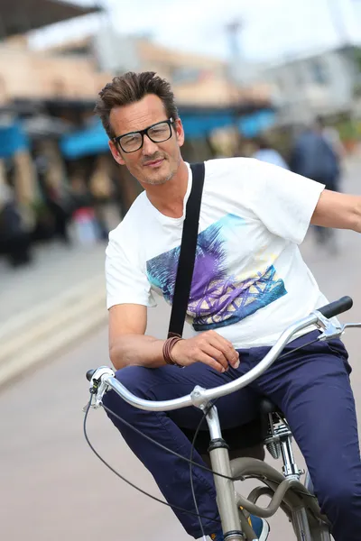 Człowiek jazda na rowerze — Zdjęcie stockowe
