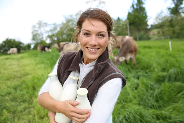 Frau mit Milchflaschen — Stockfoto