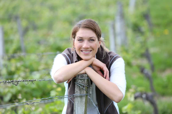 Mujer agricultora en viñedo — Foto de Stock