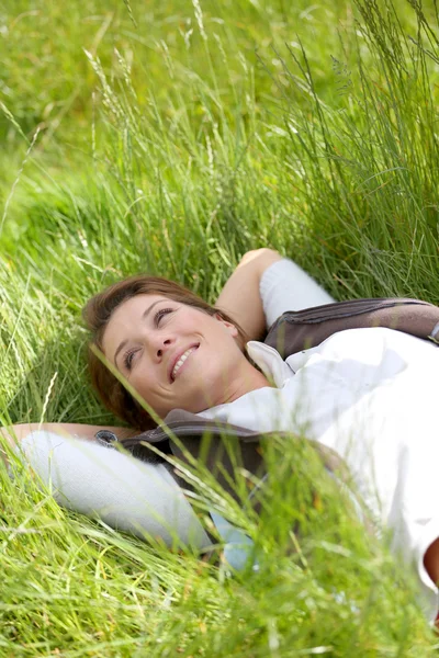 Femme dans le champ de campagne — Photo