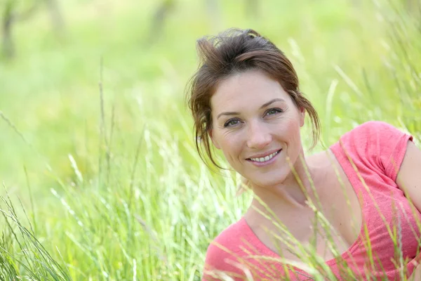 Volwassen vrouw in veld — Stockfoto