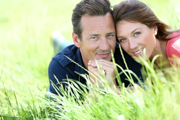 Casal no campo do país — Fotografia de Stock