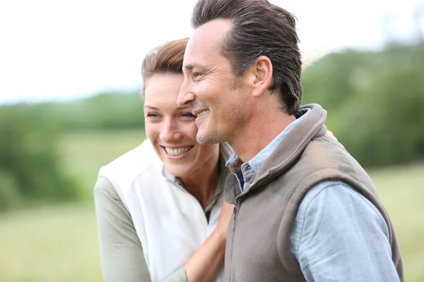 Casal no campo — Fotografia de Stock