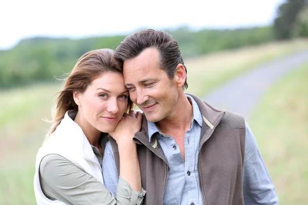 Pareja abrazándose en el campo — Foto de Stock