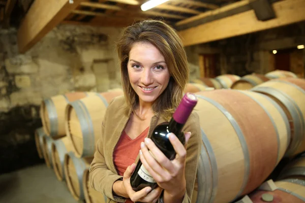 Donna in possesso di bottiglia di vino — Foto Stock