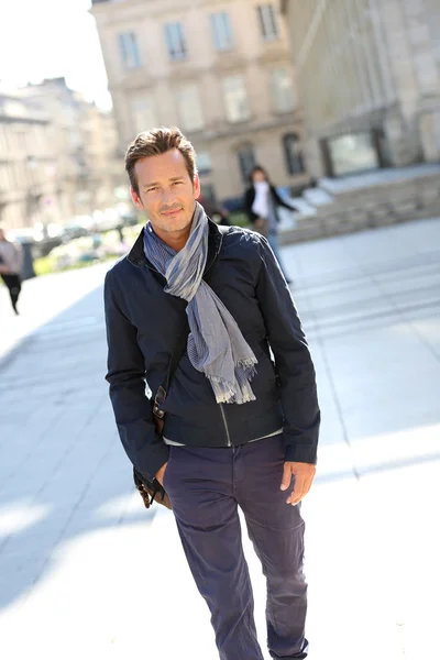 Hombre guapo en la ciudad —  Fotos de Stock