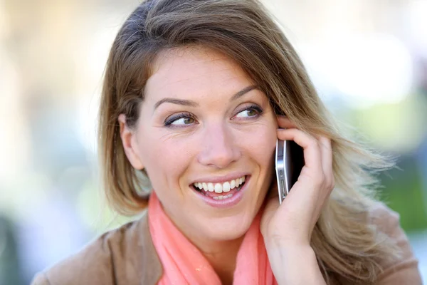 Mogen kvinna pratar i telefon — Stockfoto