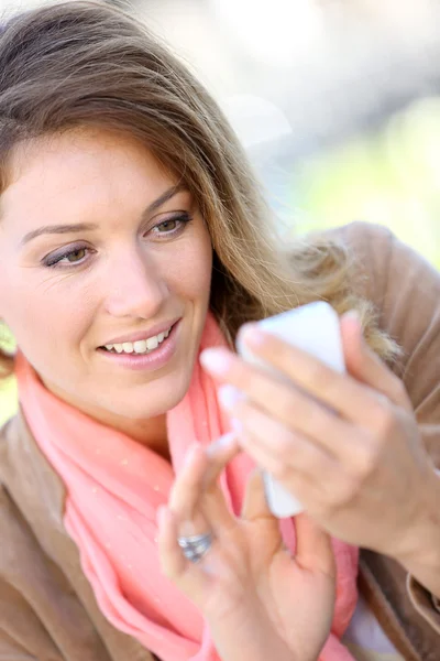 Woman sending message — Stock Photo, Image