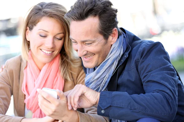 Casal maduro com smartphone — Fotografia de Stock