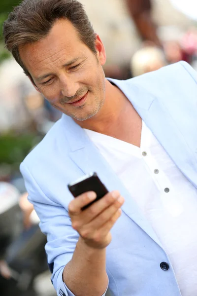 Man sending text message — Stock Photo, Image