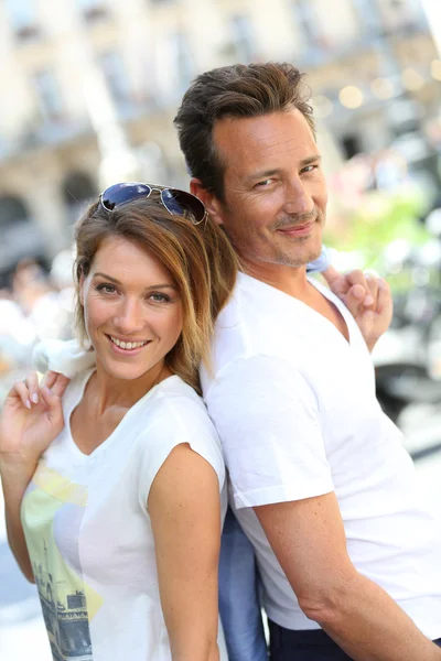 Pareja sonriente en la calle — Foto de Stock