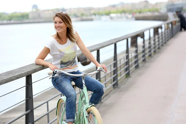 Vrouw ontspannen door de rivier — Stockfoto