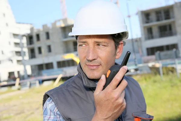 Ondernemer houden radio set — Stockfoto