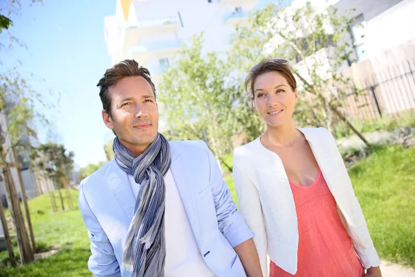 Couple walking in city park — Stock Photo, Image