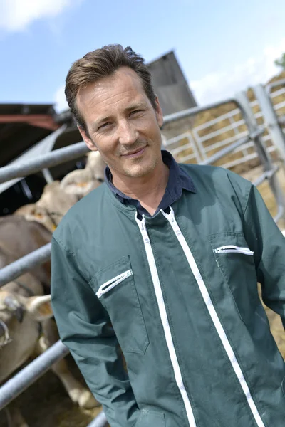 Agricultor em pé junto ao celeiro — Fotografia de Stock