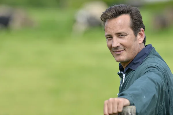 Farmer leaned on fence — Stock Photo, Image