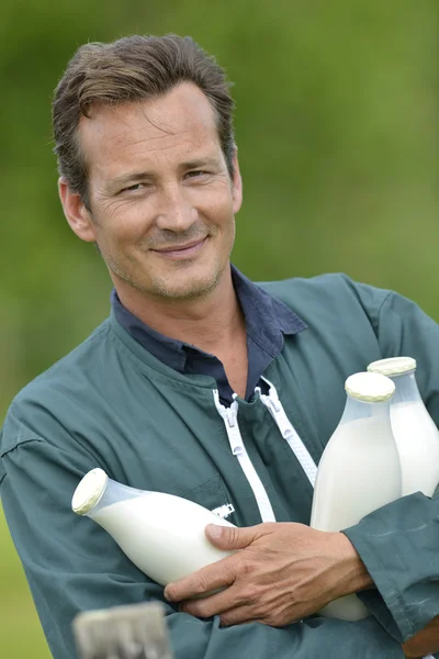 Bauer auf Feld mit Milch — Stockfoto