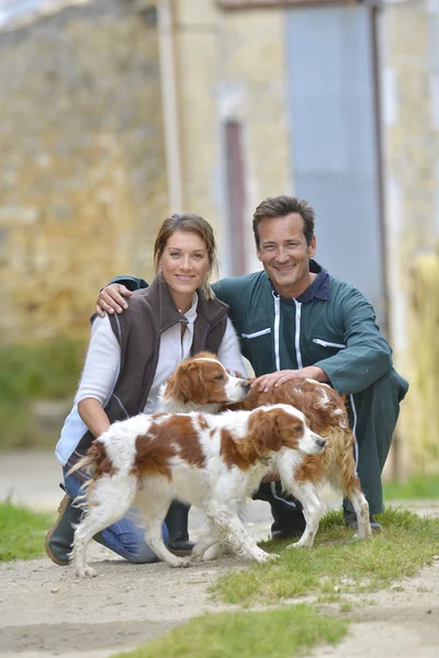 Agricoltori con cani — Foto Stock