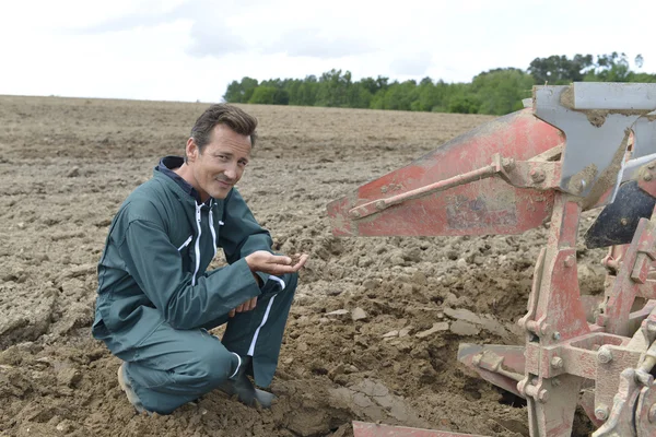 A gazda ellenőrzi a talaj minősége — Stock Fotó