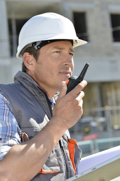 Homme utilisant talkie-walkie — Photo